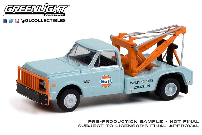 1/64 GREENLIGHT 1969 CHEVROLET C-30 DUALLY WRECKER GULF OIL