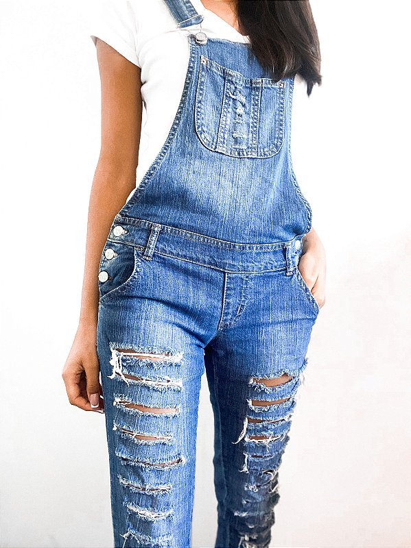 jardineira jeans com camisa