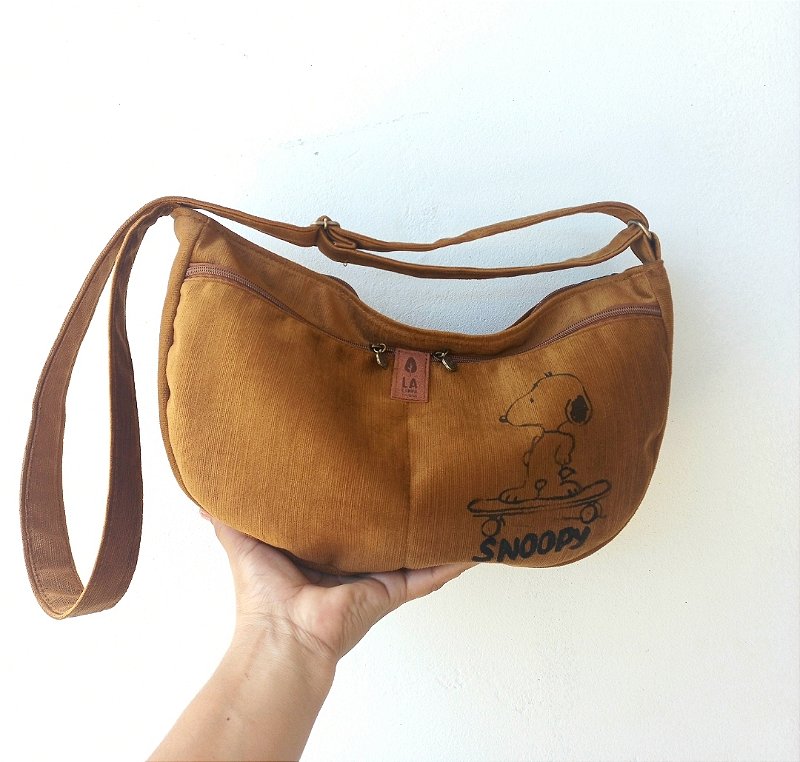 Bolsa Meia Lua Caramelo Snoopy