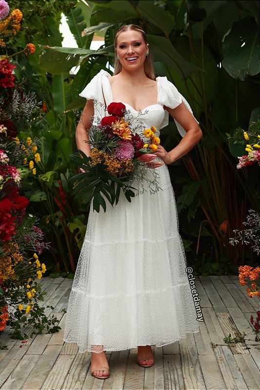 Vestido de noiva longuete com cintura ajustada e detalhes em po