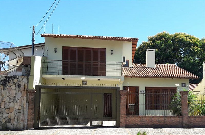 AMPLA CASA CENTRAL 03 DORMITÓRIOS TERRENO 13,55 X 26,40 - Izabel Bolzon  Negócios Imobiliários