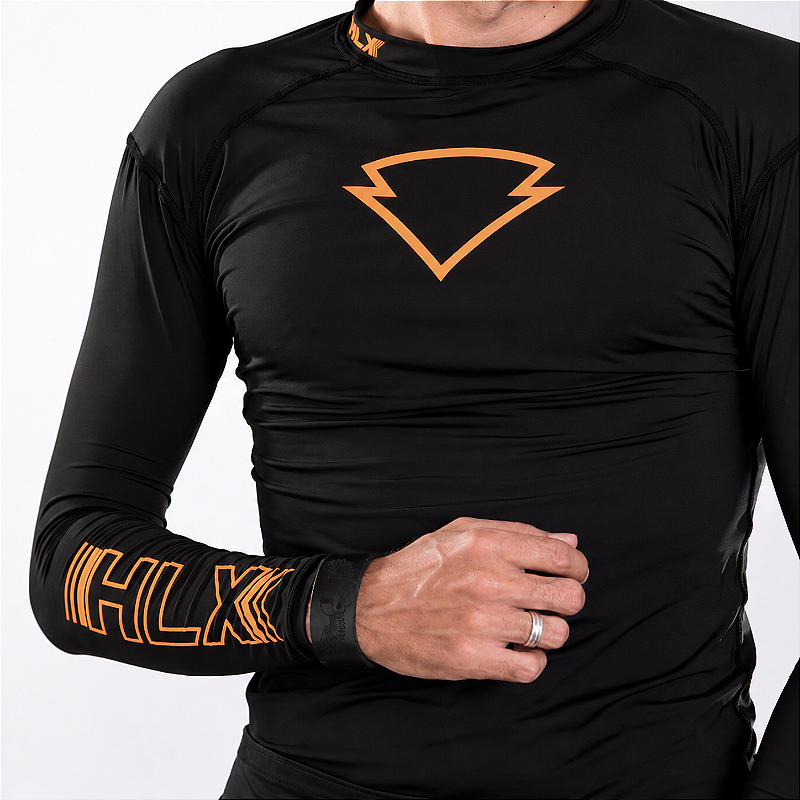 Segunda pele preta e laranja masculina, detalhe do peito e das mangas