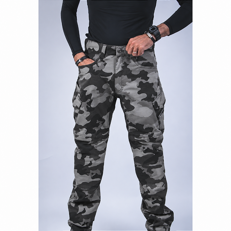 Calça Defender Camuflada Chumbo masculina vestida, vista frontal