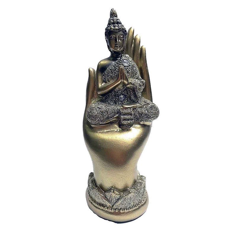 Buda sentado na mão dourado com gliter e brilho orando