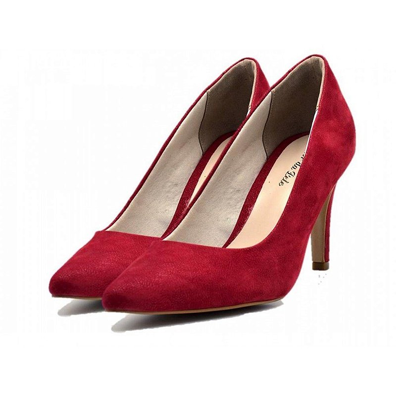 scarpin preto fundo vermelho