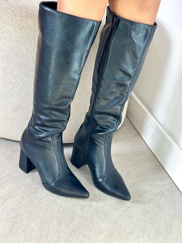 Bota cano alto preta de bico fino e salto bloco 78/26