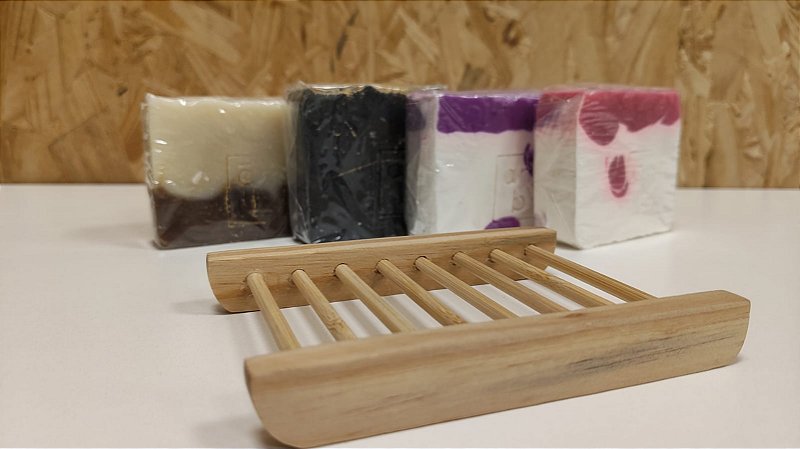 Kit 4 Sabonetes Sortidos com Saboneteira de Madeira