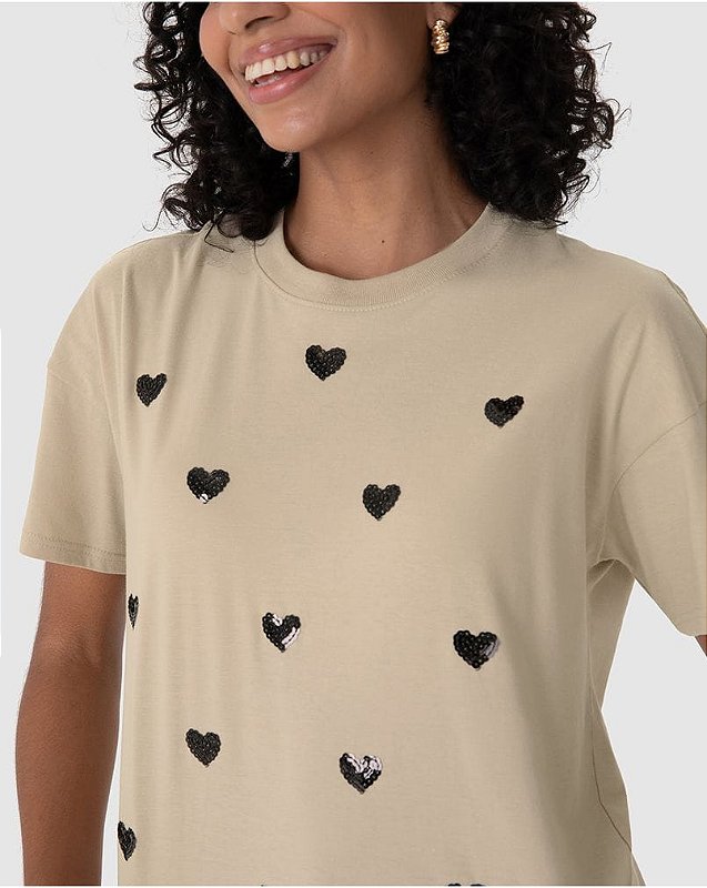 Camiseta Bege com Corações