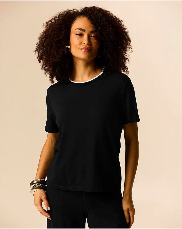 Blusa Básica com Detalhe na Gola e Mangas