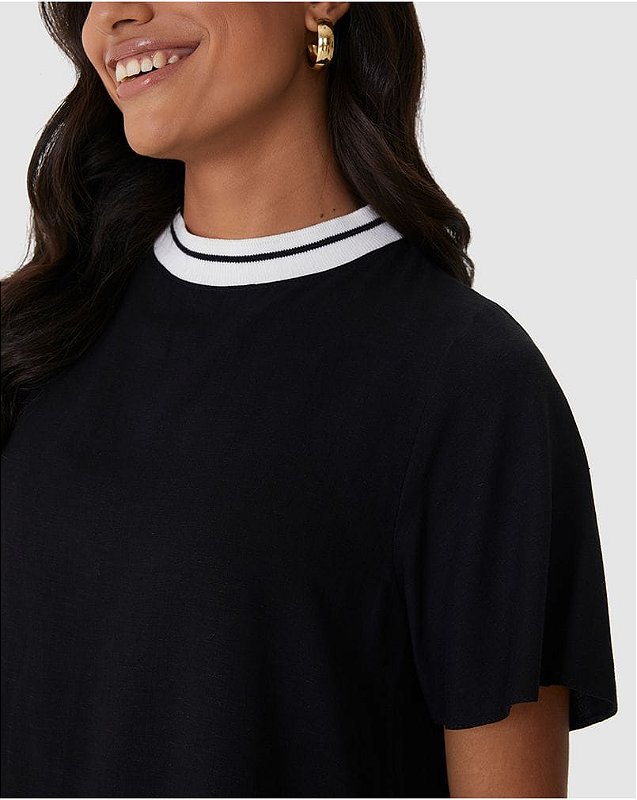Blusa Ampla Preta com Gola Branca Listrada