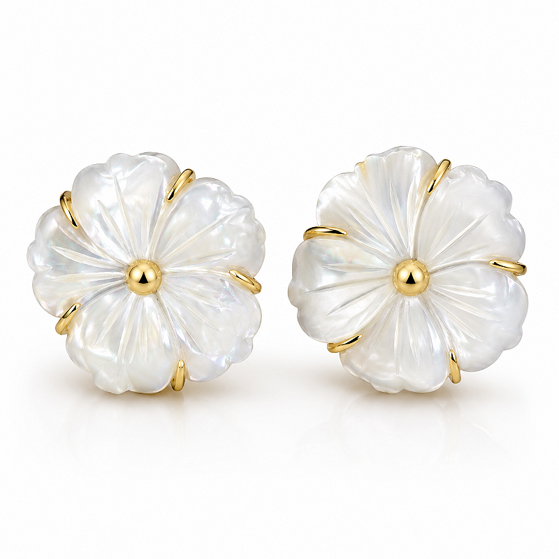 Brinco Flor de Madreperola Clássico Banhado a Ouro 18k