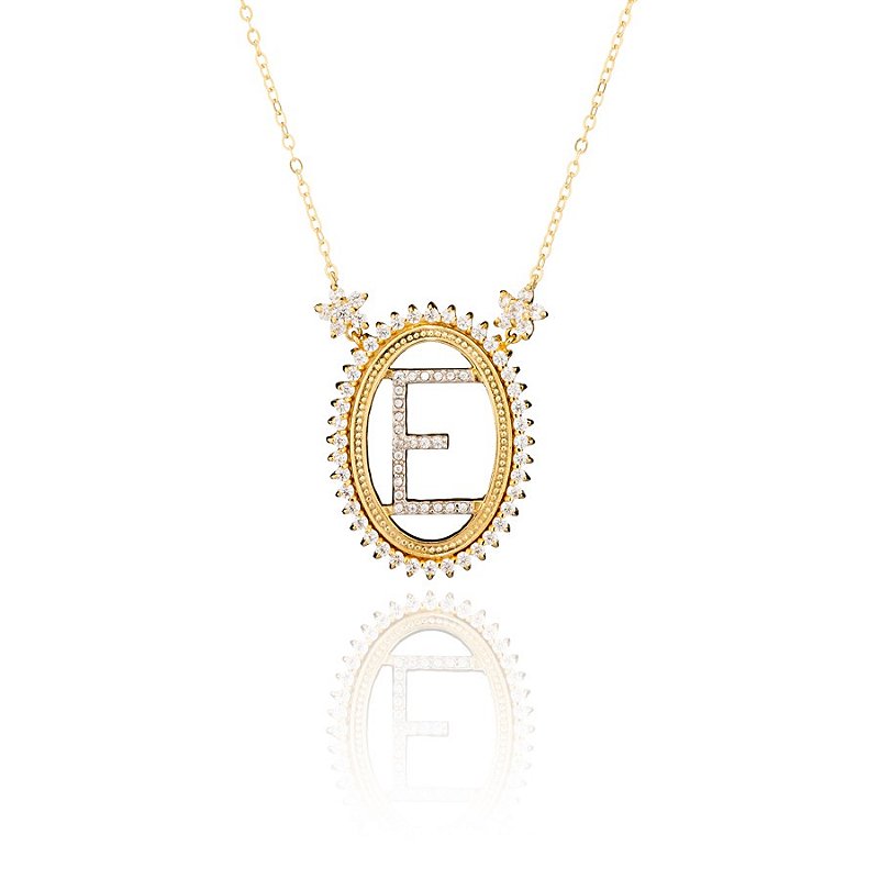 Colar semi joia oval, cravejado com zircônias e flores e letra ao centro, banhado em ouro 18k