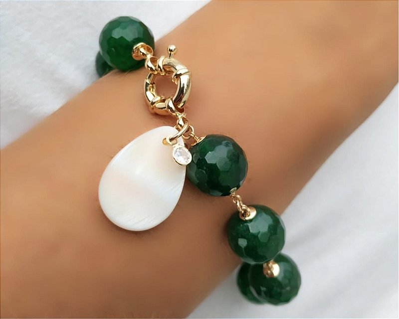 Pulseira Verde Jade com Pingente Madre Pérola Banhado Ouro