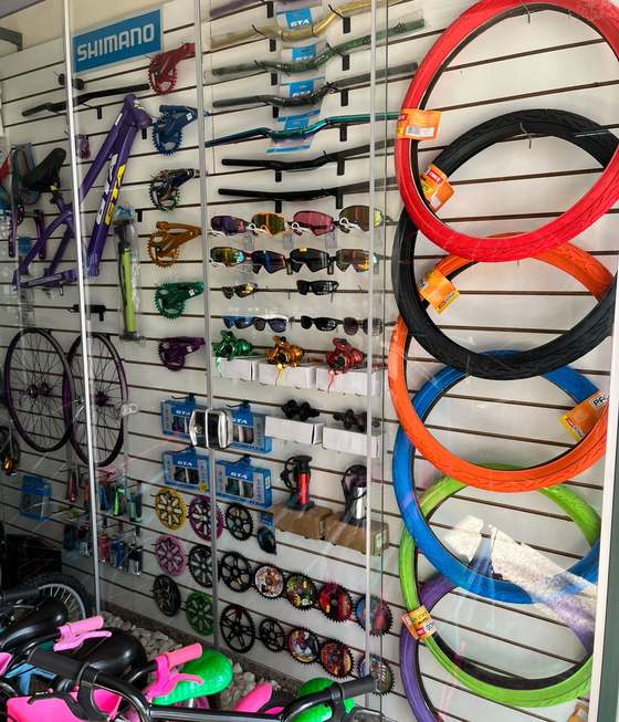 Parede de peças Shimano e GTA na Ciclo Castro