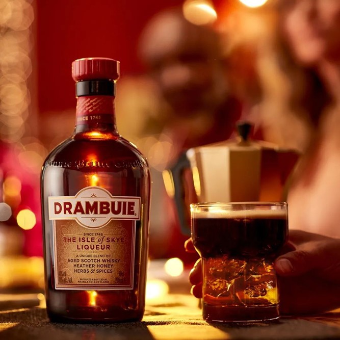 Licor Escocês de Whisky, Mel, Ervas e Especiarias Drambuie 750ml