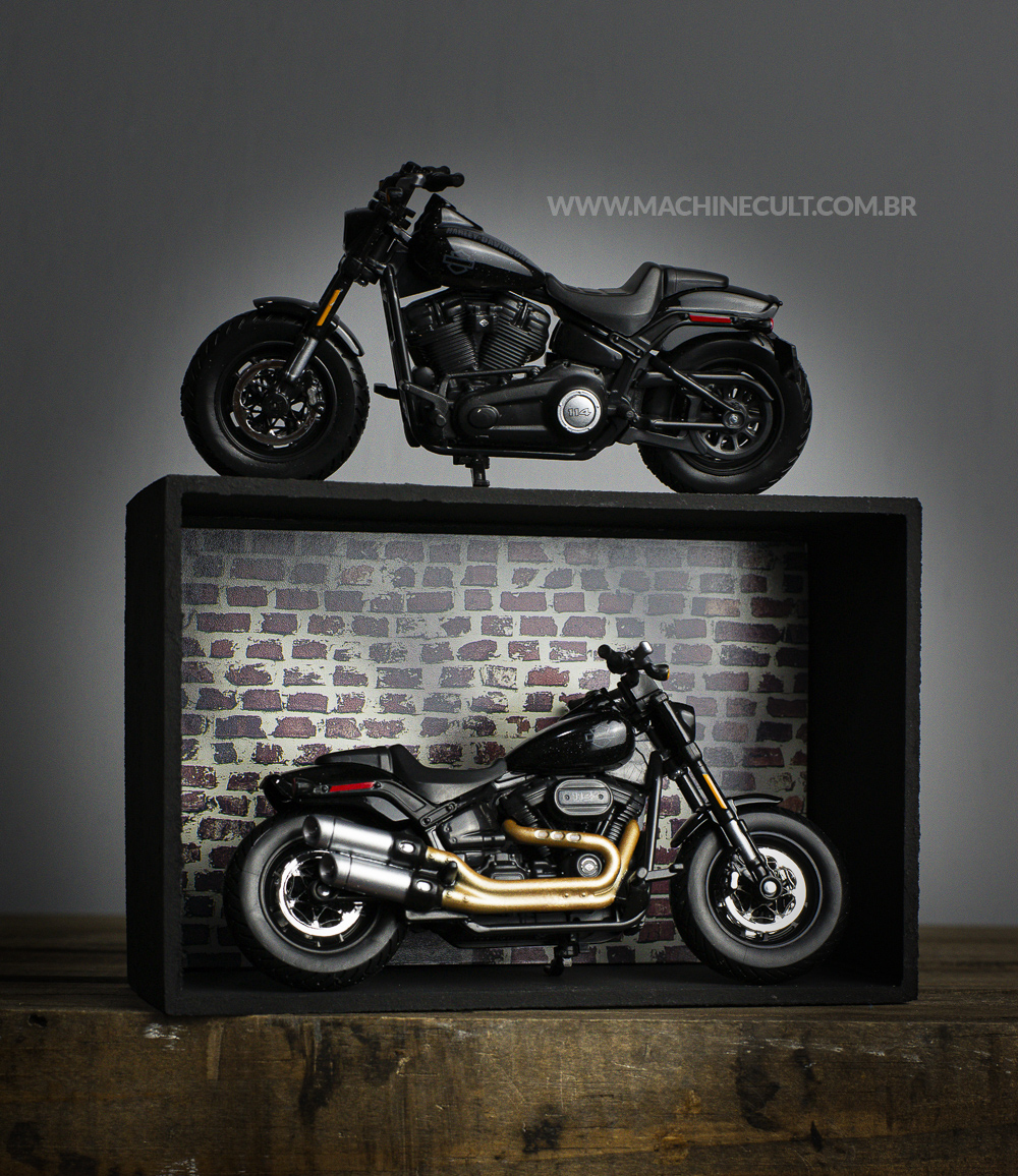 Miniatura Harley-Davidson FAT BOB com Expositor. O melhor presente para quem gosta de Harley!