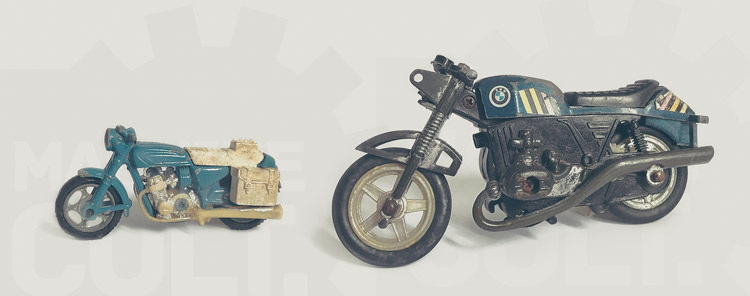 Miniaturas antigas de moto da coleção da Machine Cult, com marcas do tempo
