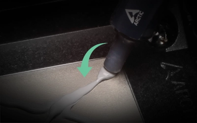 Pasta Térmica ARCTIC MX-7 4g, ACTCP00090A — Depois de aplicar a quantidade suficiente, incline a seringa para cortar o fio da pasta