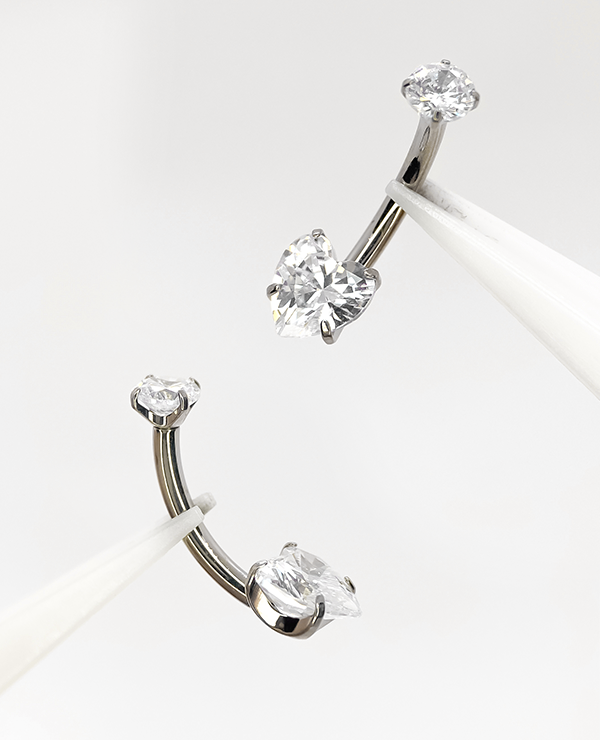 Joia em titânio com zircônias Loka do Piercing