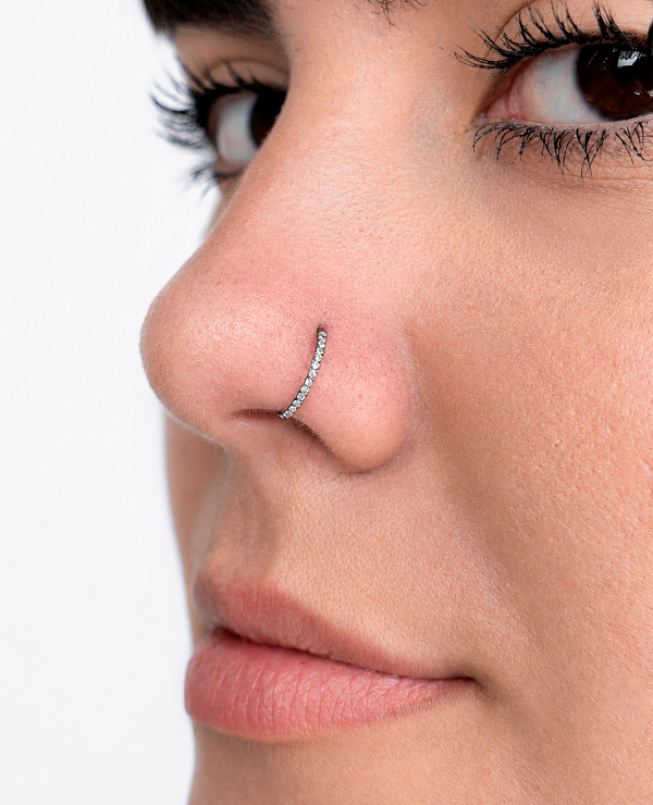 Joia em titânio com zircônias Loka do Piercing