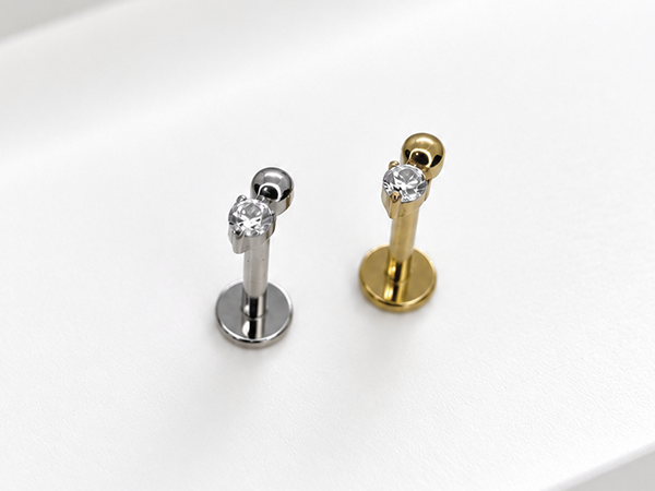 Labret em titânio com zircônias - referência visual