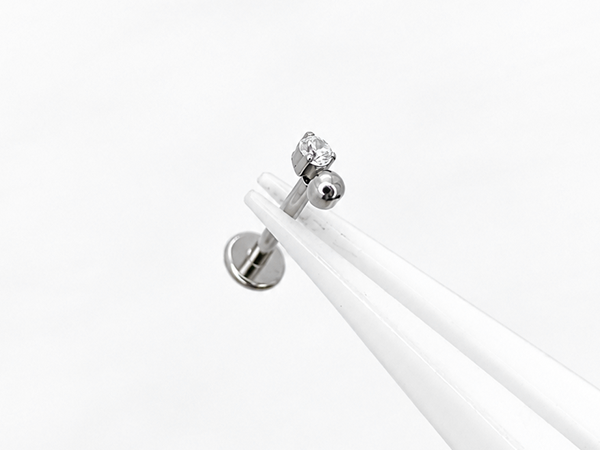 Ficha técnica labret em titânio com zircônias - referência visual