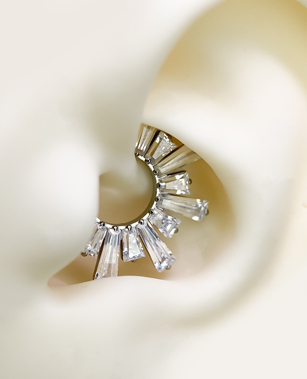 Joia em titânio com zircônias Loka do Piercing