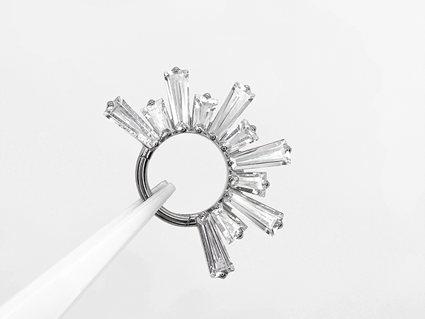 Argola Raio de Sol em titânio com zircônias