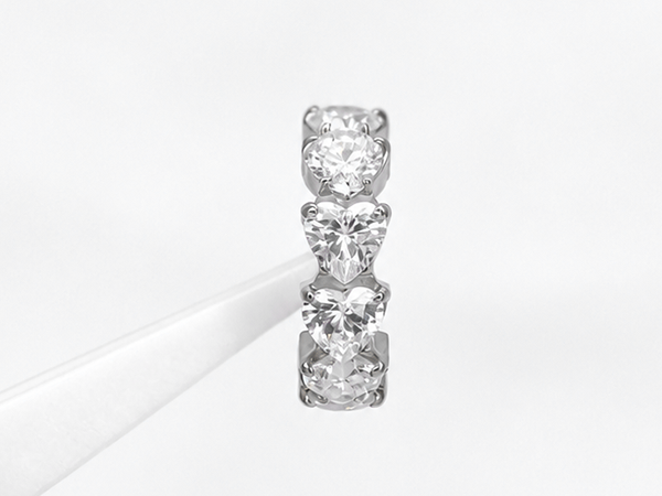 Argola em titânio com zircônias - referência visual