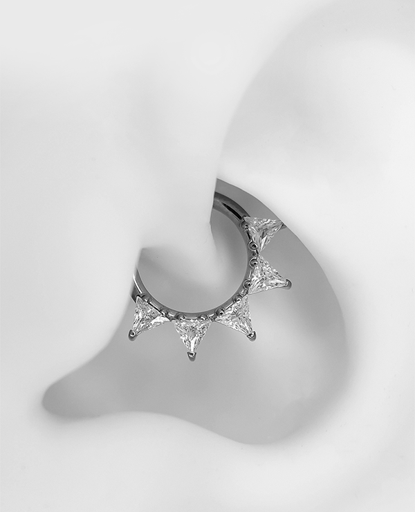 Joia em titânio com zircônias Loka do Piercing