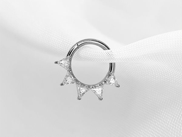 Argola Trilliant em titânio com zircônias