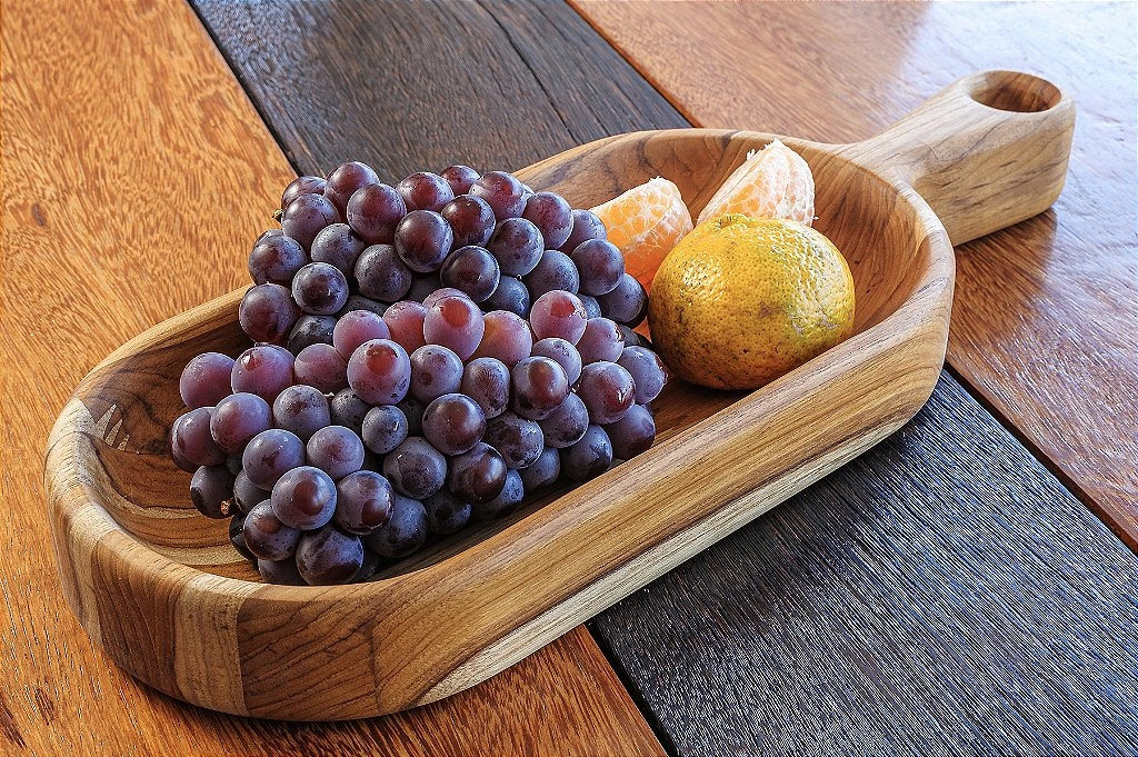 Travessa Gamelita com frutas em uso
