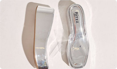 Tamanco Adele Prata em looks noturnos e urbanos