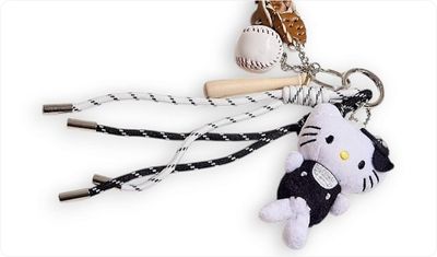 Detalhes Bag Charms Hello Kitty Baseball Branco e Preto