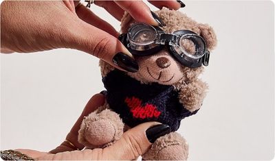 Detalhes Charms Urso Aviador Bege com Preto