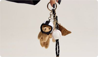 Detalhes Bag Charms Ursinho Baseball Bege + Preto + Branco