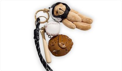 Bag Charms Ursinho Baseball Bege + Preto + Branco
