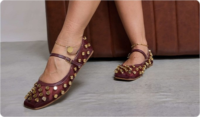 Detalhes em tela e aplicações metálicas da Sapatilha Blair