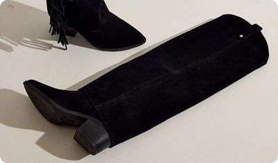 Detalhe camurça e acabamento Bota Boho Preta