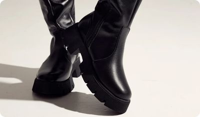 Detalhe couro brilhante Bota Zuna Preta