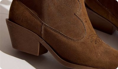 Bordado detalhado Bota Gianna Marrom Claro