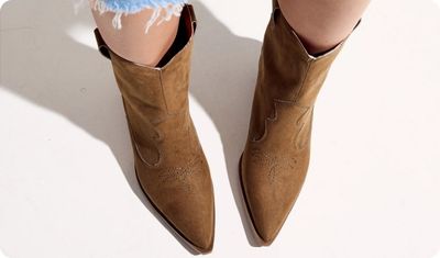 Bota Feminina Country Camurça com Bordado Gianna Marrom Claro