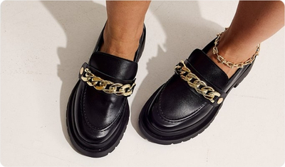 Detalhe das fivelas removíveis do Mocassim Briana Preto