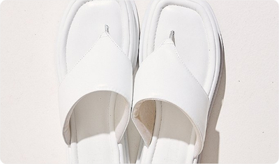 Chinelo Búzios Branco em looks casuais