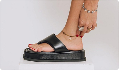 Chinelo Búzios Preto em looks casuais