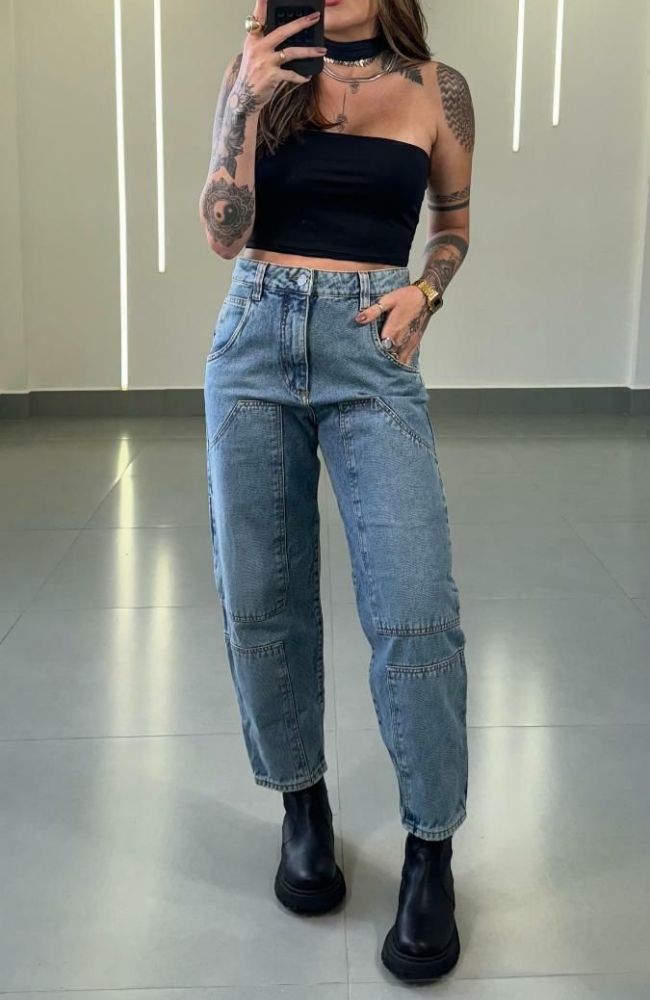 Calça Jeans Larga com Bota Coturno