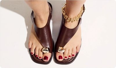 Estilo Sandália Sara Marrom com Dourado
