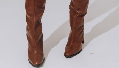 Detalhe couro brilhante Bota Zuna Preta