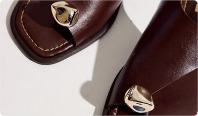 Detalhes Sandália Sara Marrom com Dourado