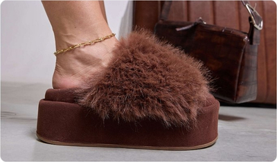 Detalhe do pelo longo no Tamanco Fifi Camel